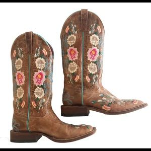 Macie Bean Garden Honey Bunch Roper Boot
Size 9